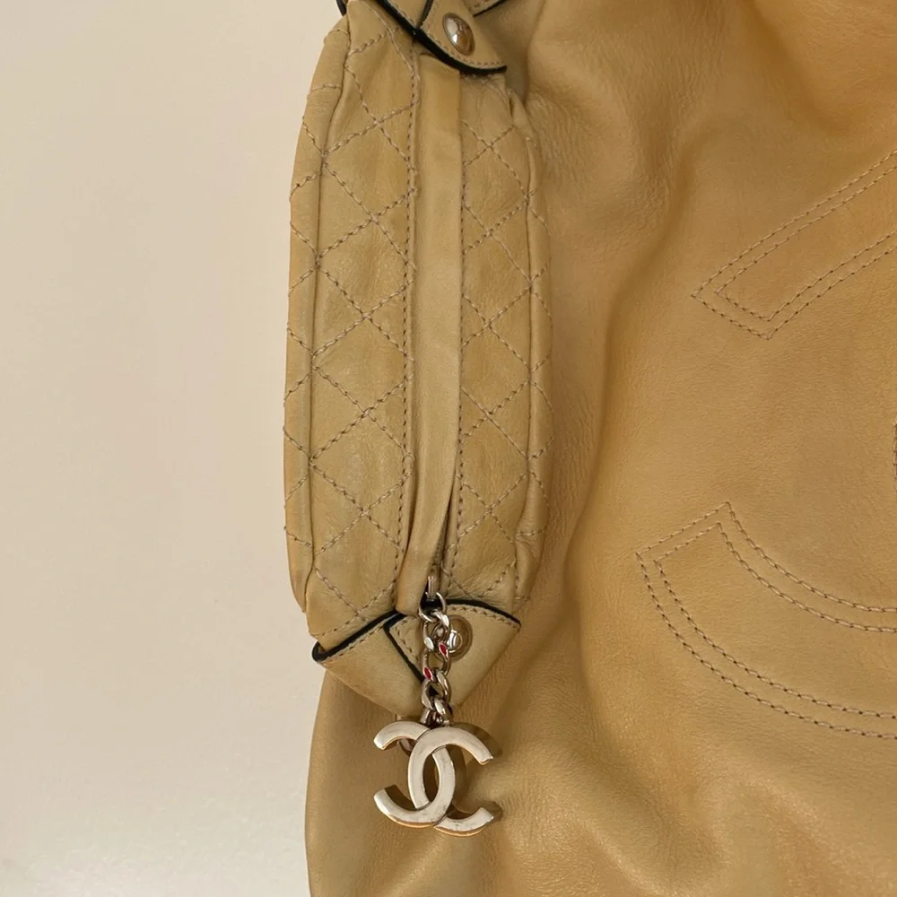 Chanel tote - Picture 2 of 16